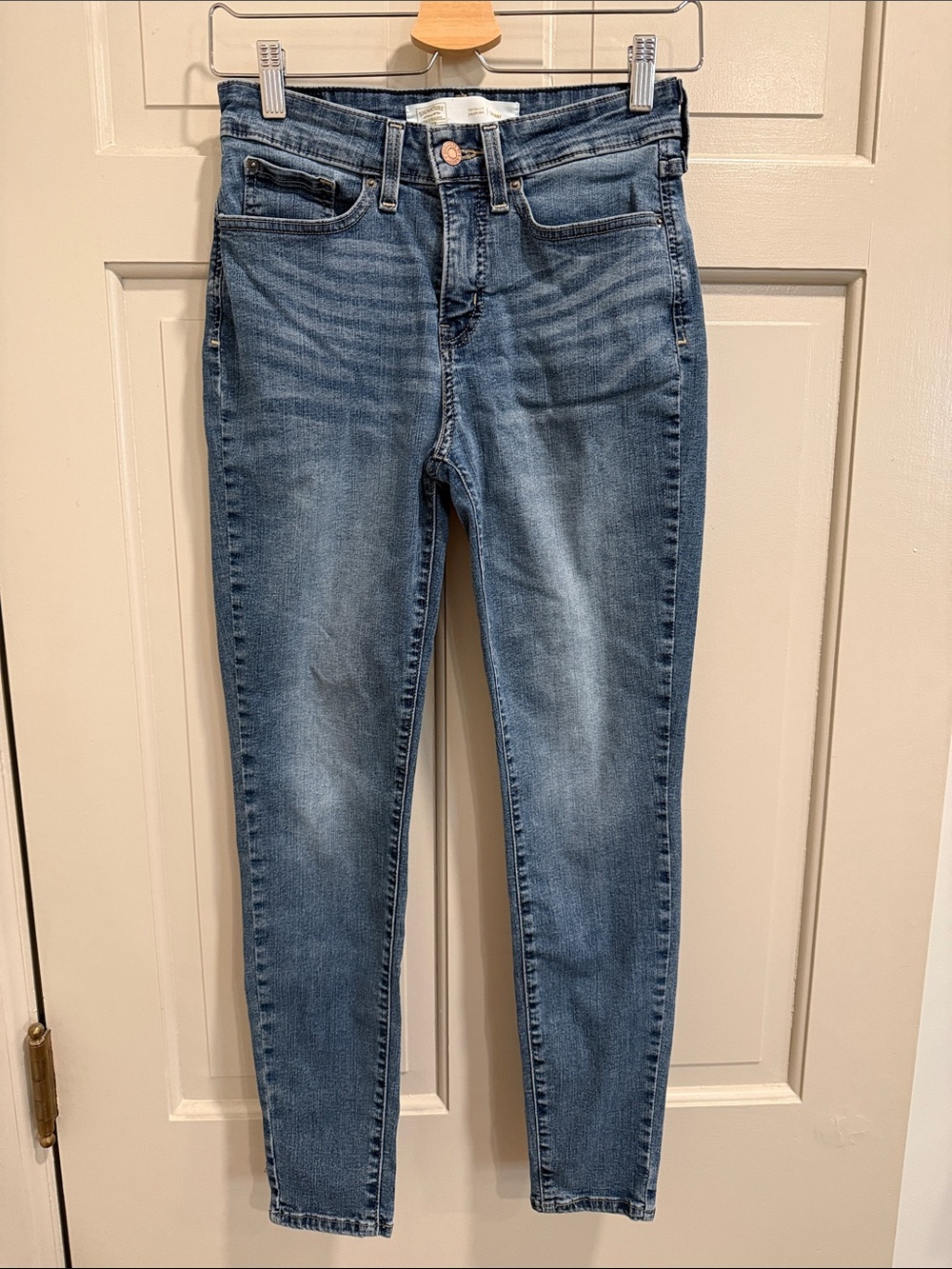 Signature Levi Strauss Womenās Totally Shaping Skinny Jeans Size 4S